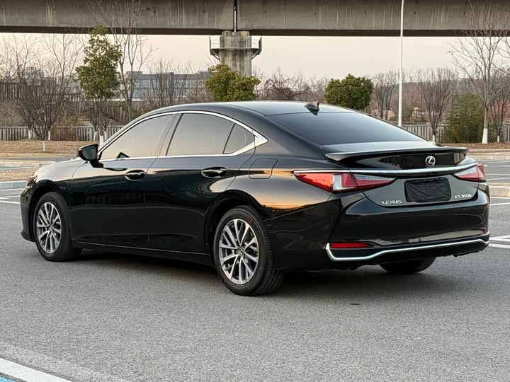 Фото 7 - Lexus ES