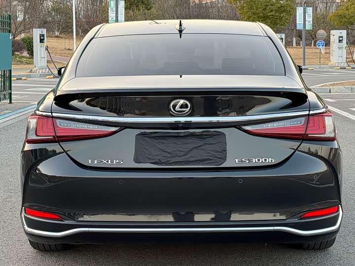 Фото 8 - Lexus ES