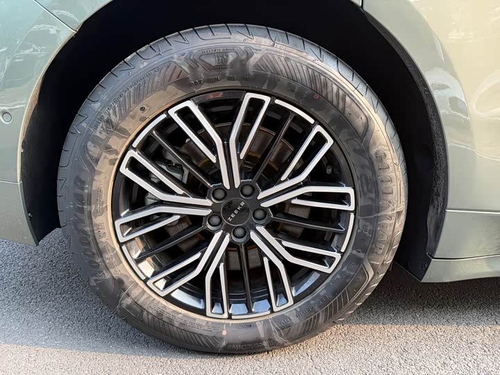 Фото 8 - Zeekr 001