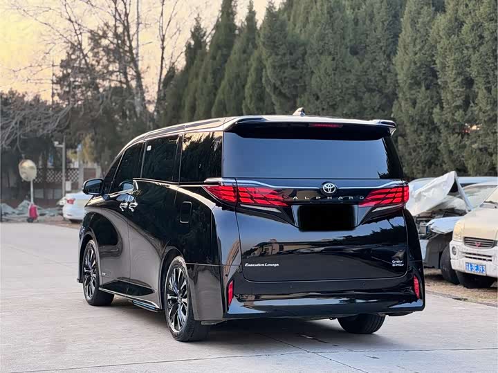 Фото 4 - Toyota Alphard