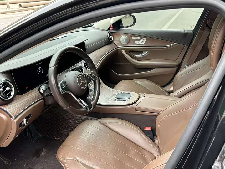 Фото 5 - Mercedes-Benz E-Class
