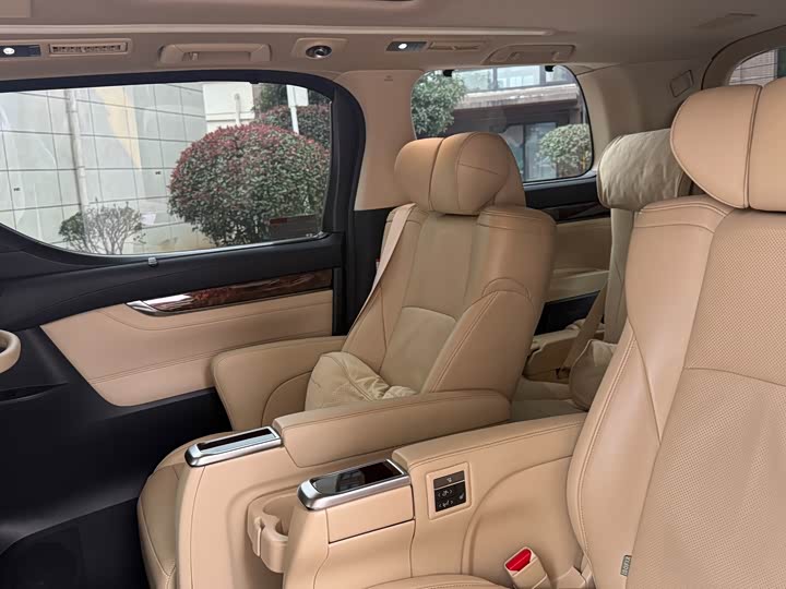 Фото 8 - Toyota Alphard