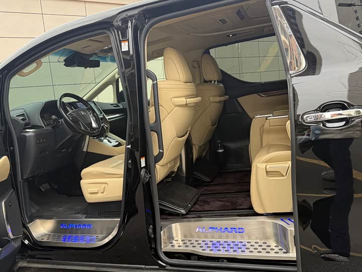 Фото 9 - Toyota Alphard
