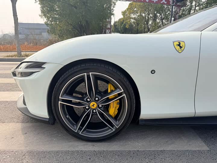 Фото 4 - Ferrari Roma