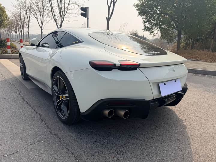 Фото 9 - Ferrari Roma