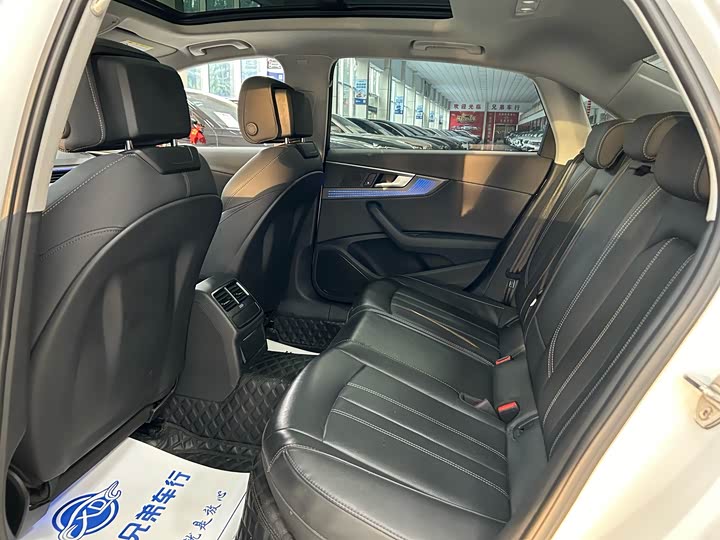 Фото 6 - Audi A4L