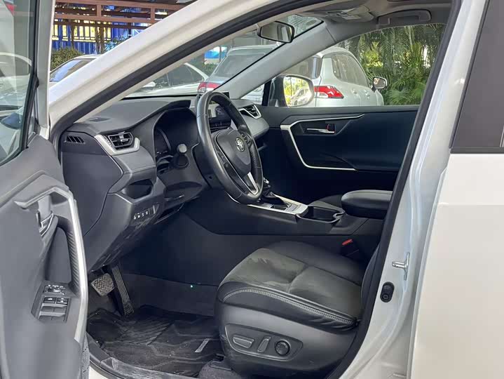 Фото 3 - Toyota RAV4