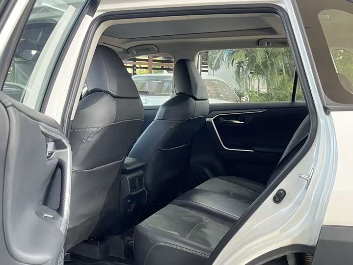 Фото 4 - Toyota RAV4