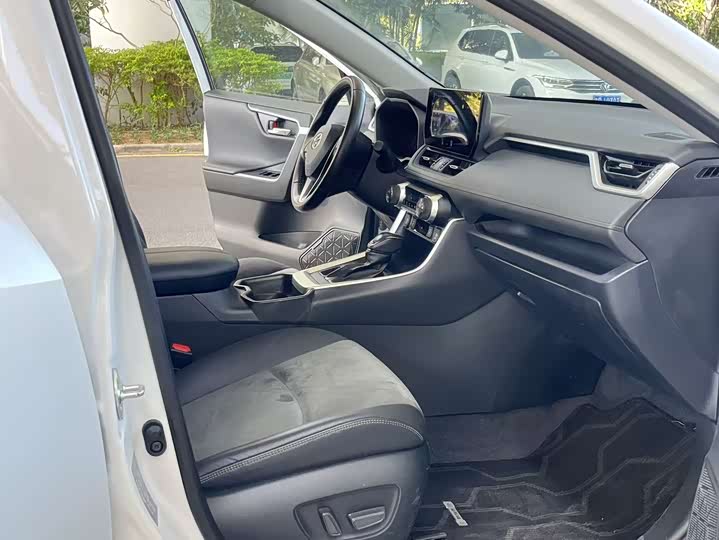 Фото 5 - Toyota RAV4