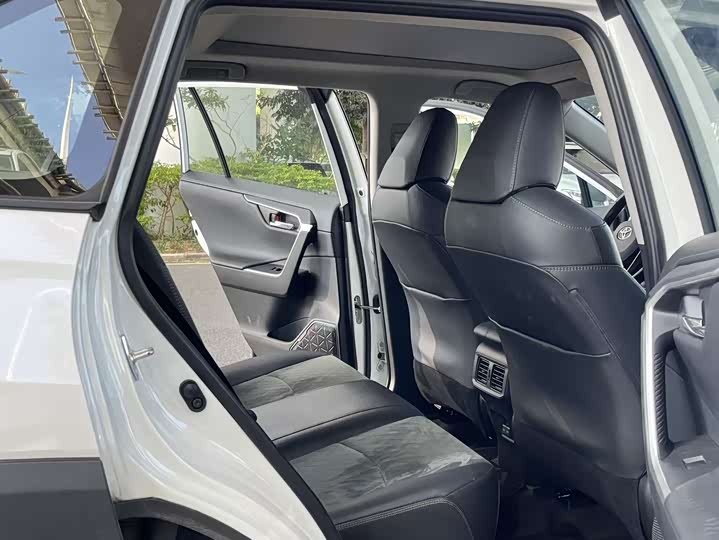 Фото 6 - Toyota RAV4