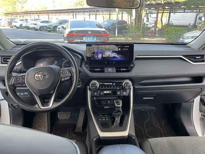 Фото 7 - Toyota RAV4