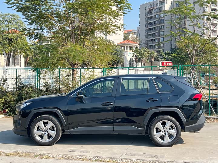 Фото 3 - Toyota RAV4