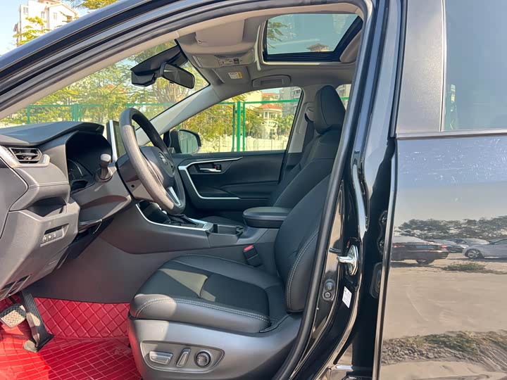 Фото 4 - Toyota RAV4