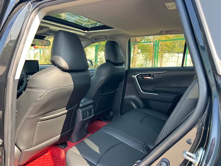 Фото 6 - Toyota RAV4