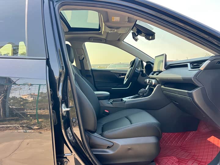 Фото 7 - Toyota RAV4