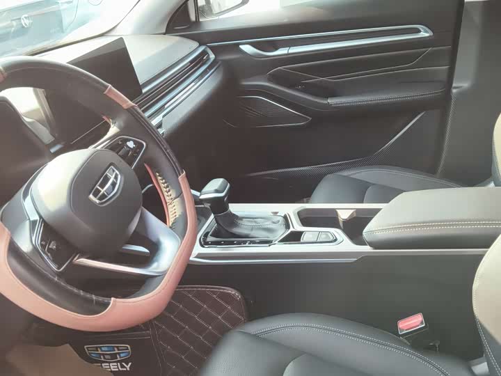 Фото 4 - Geely Emgrand