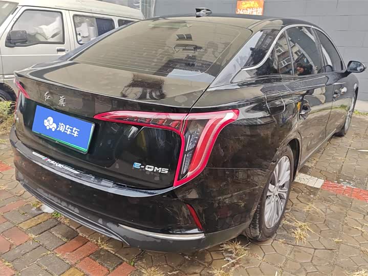 Фото 3 - Hongqi E-QM5