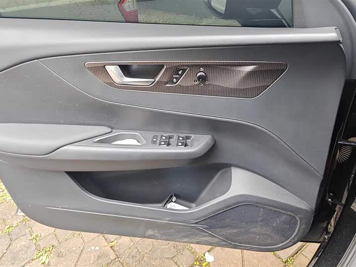 Фото 7 - Hongqi E-QM5