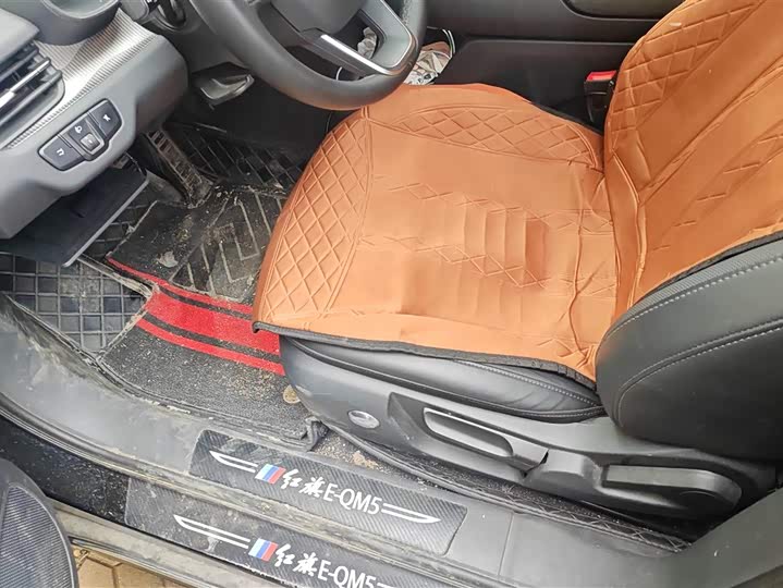 Фото 9 - Hongqi E-QM5