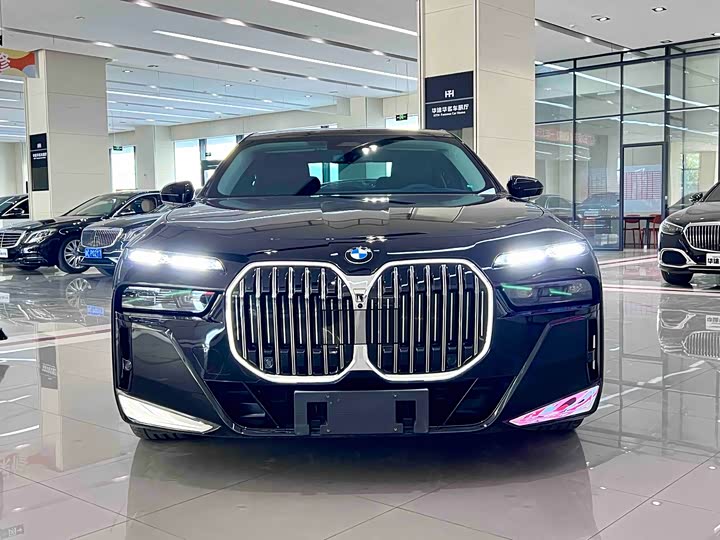 Фото 2 - BMW 7 Series