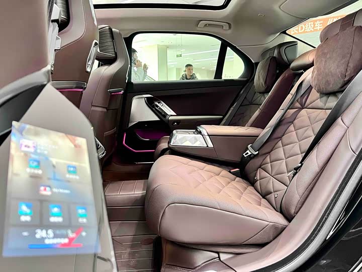 Фото 9 - BMW 7 Series