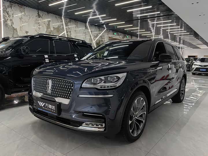 Фото 2 - Lincoln Aviator