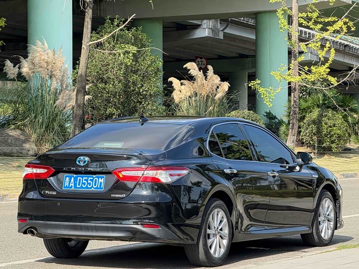 Фото 5 - Toyota Camry