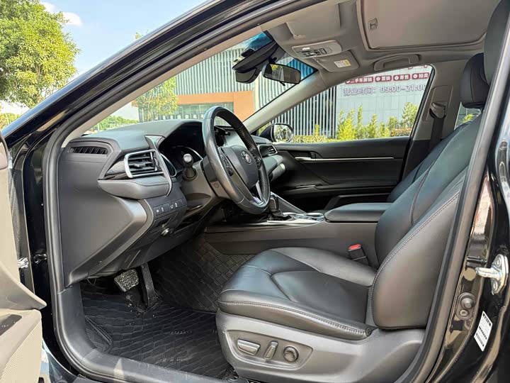 Фото 7 - Toyota Camry