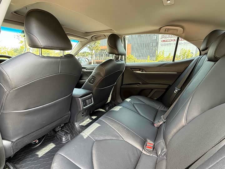 Фото 8 - Toyota Camry