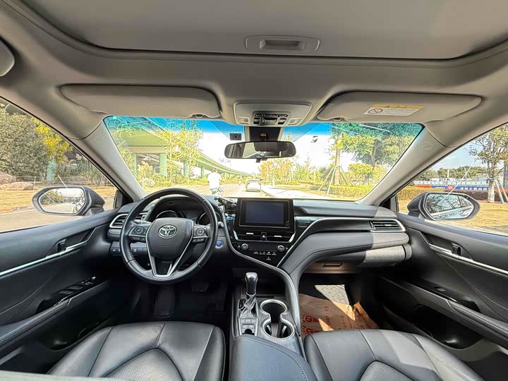 Фото 9 - Toyota Camry