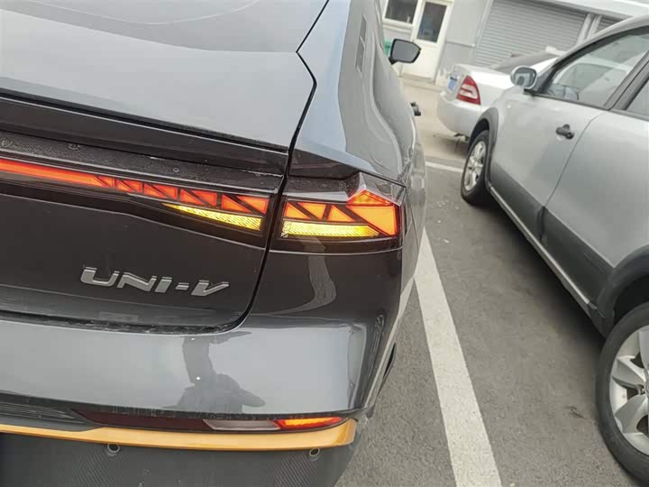 Фото 8 - Changan UNI-V