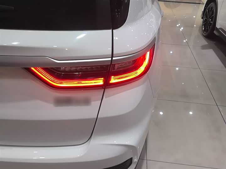 Фото 8 - Geely Vision X6