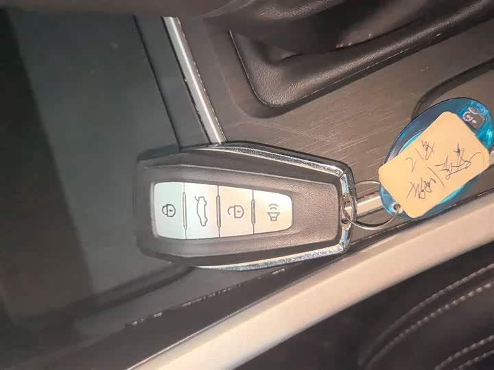 Фото 9 - Geely Vision X6