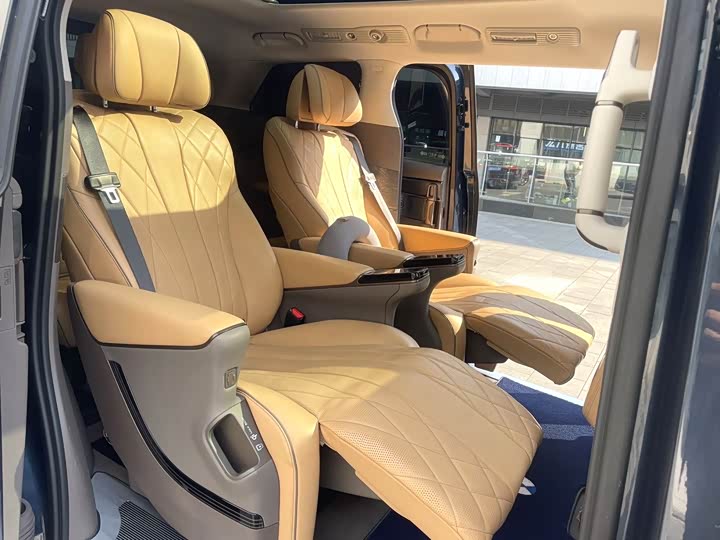 Фото 9 - Denza D9