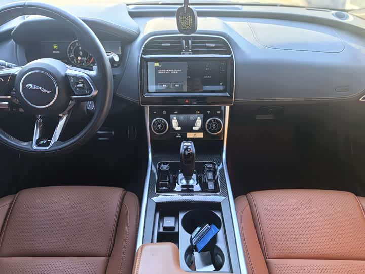 Фото 6 - Jaguar XE L