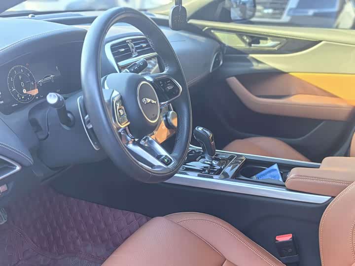 Фото 7 - Jaguar XE L