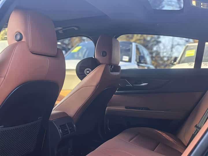 Фото 8 - Jaguar XE L