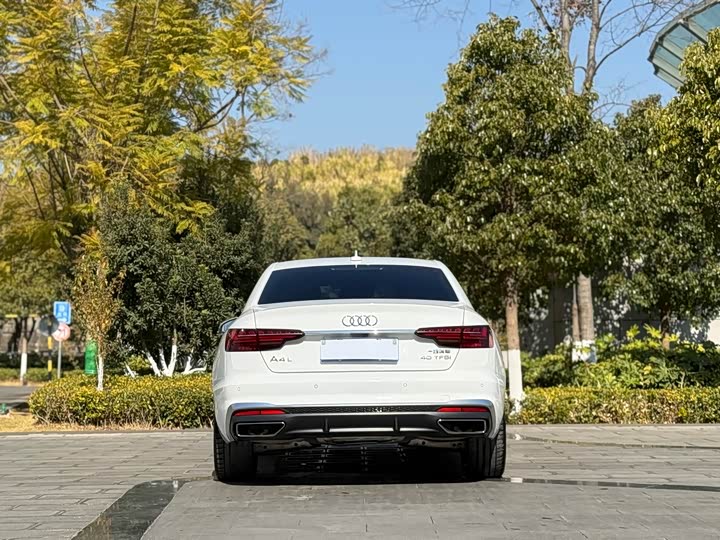 Фото 8 - Audi A4L