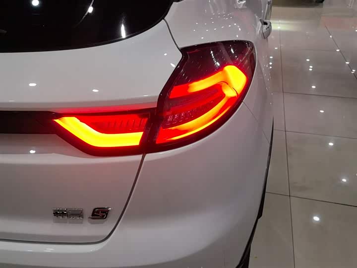 Фото 8 - Geely Emgrand GS
