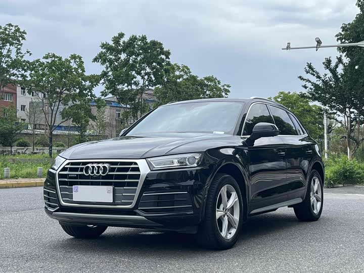 Фото 1 - Audi Q5L