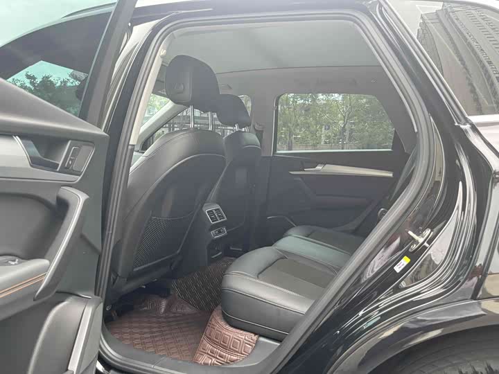 Фото 6 - Audi Q5L