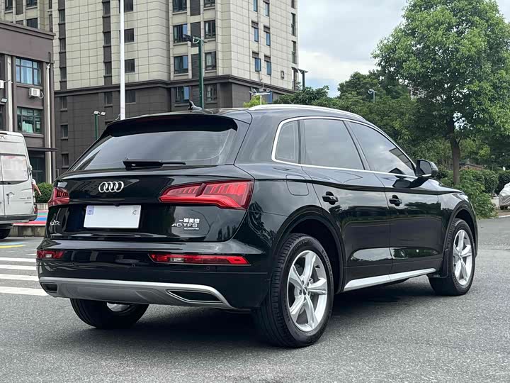 Фото 8 - Audi Q5L