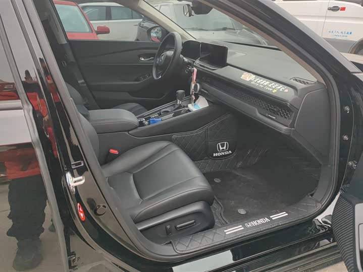 Фото 8 - Honda Accord