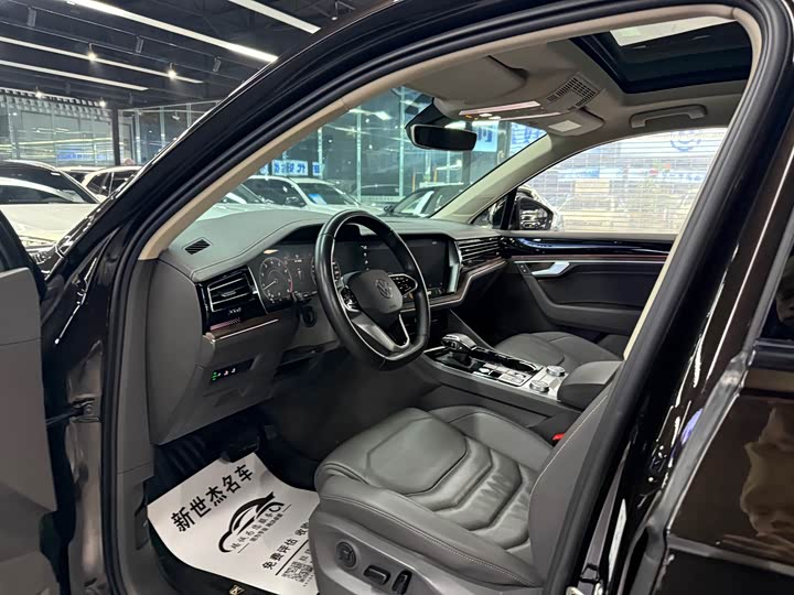 Фото 4 - Volkswagen Touareg