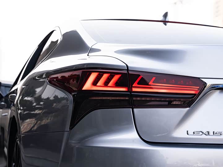 Фото 7 - Lexus LS