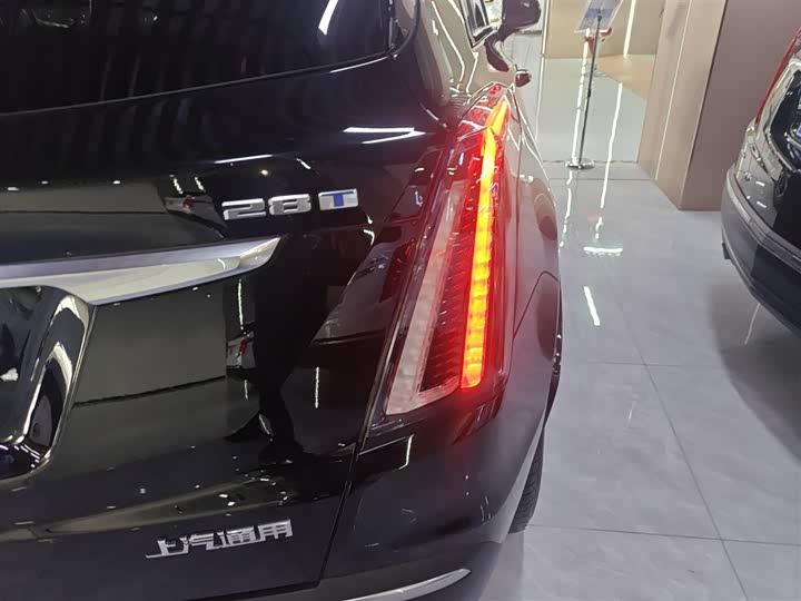 Фото 8 - Cadillac XT5