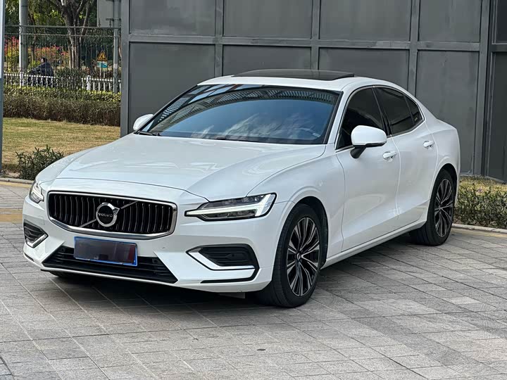 Фото 1 - Volvo S60