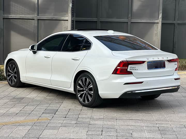 Фото 9 - Volvo S60