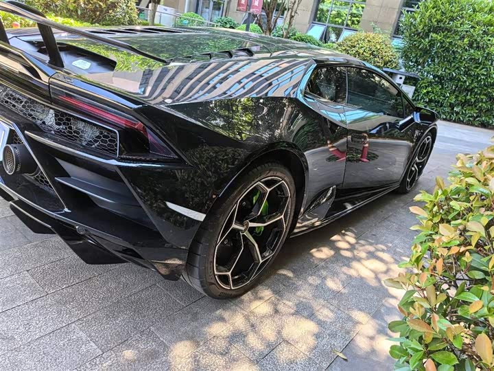 Фото 3 - Lamborghini Huracán