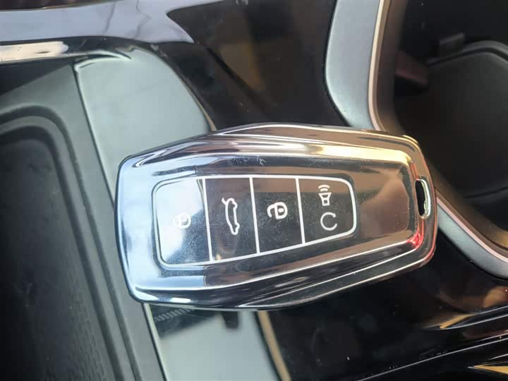 Фото 9 - Geely Atlas L